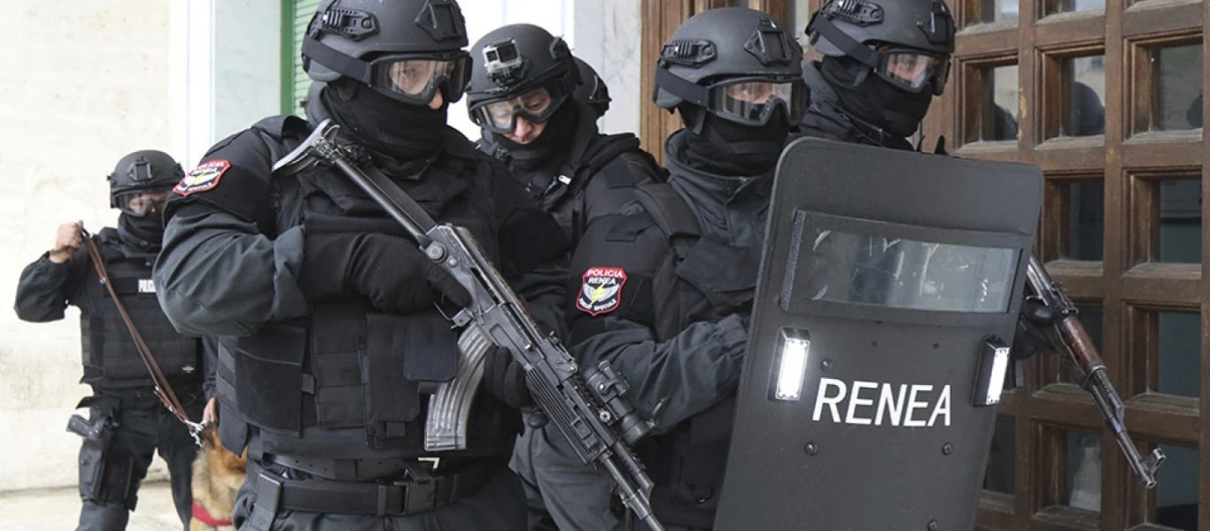 Τα Τίρανα προκαλούν εν μέσω Πάσχα: Η αλβανική αστυνομία εισέβαλε στην ελληνική Χειμάρρα λόγω τοποθέτησης του Σταυρού!